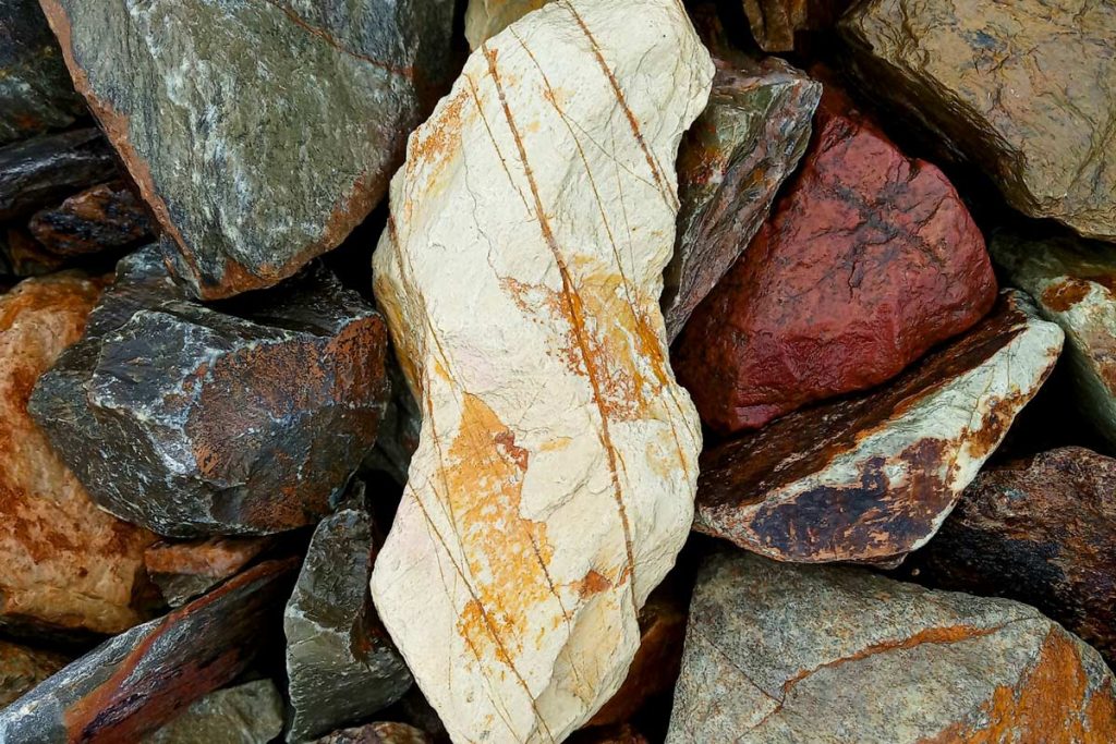 Unbearbeitete Natursteine in verschiedenen Farben – symbolisch für den professionellen Steintransport und Marmortransport durch Adoria Freight